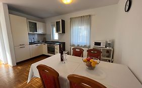 Burle Apartment With Free Private Parking